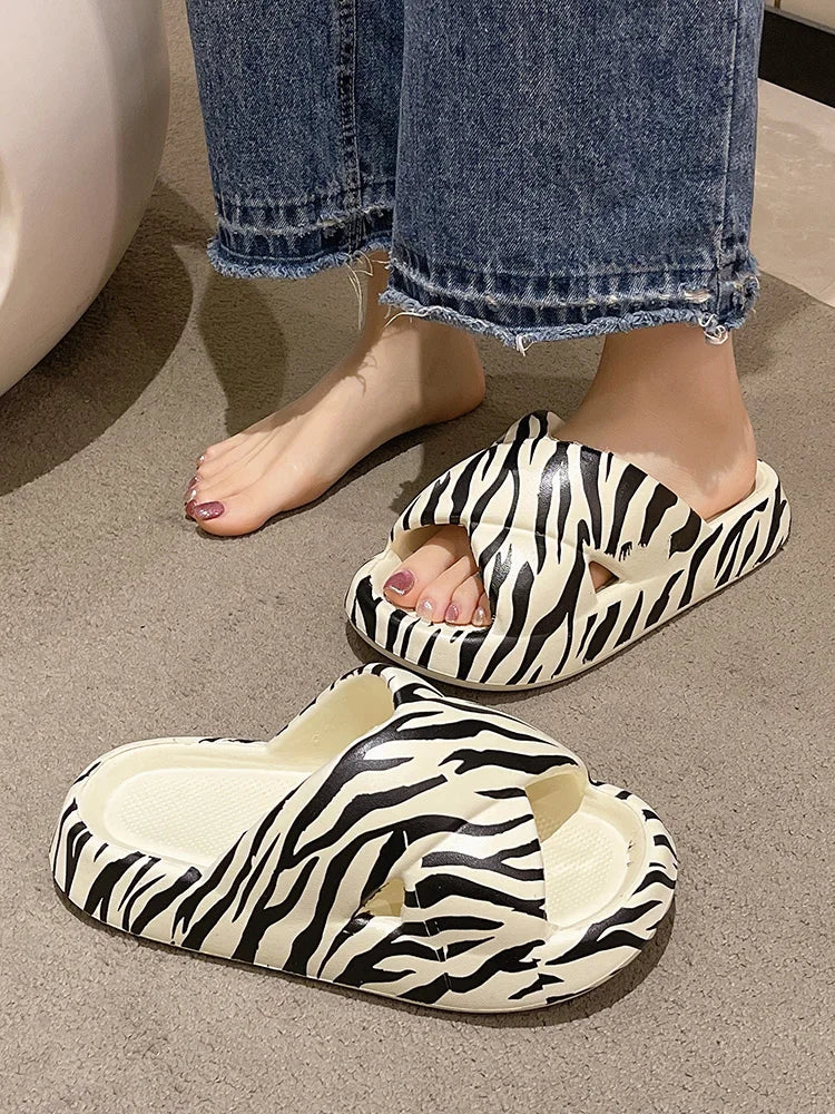 Chinelo Nuvem Zebra